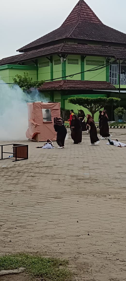 Kepulan Asap saat PMR tampil pada MATSAMA di MAN 2 Kota Jambi
