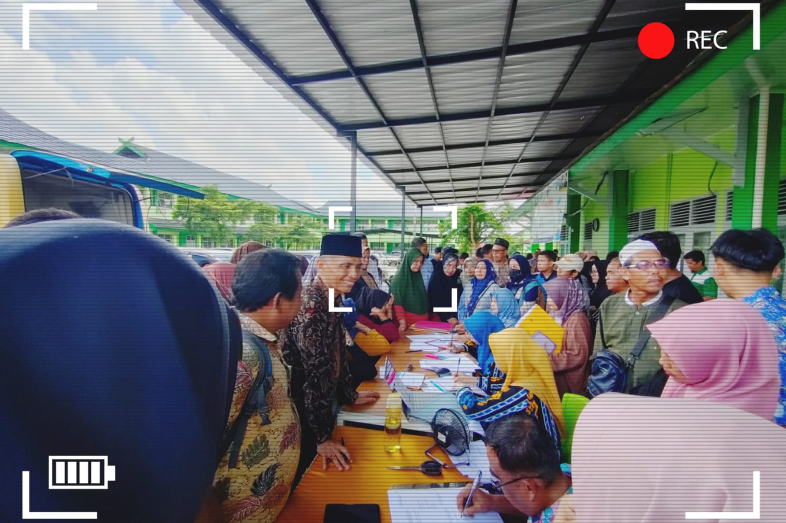 luar biasa! Hari Pertama Antusias Wali Murid Baru Daftar Ulang di MAN 2 Kota Jambi