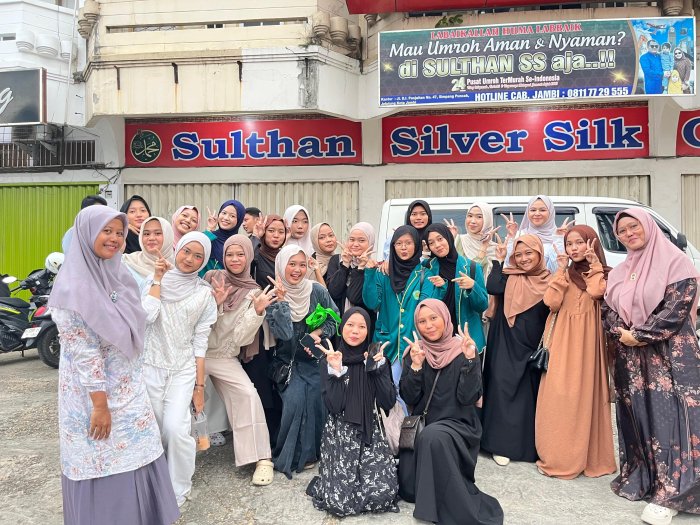 Siswa MAN 2 Kota Jambi Bagikan Takjil, Wujud Nyata Pembelajaran Peduli dan Berbagi