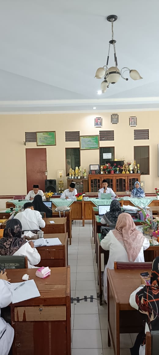 Kepala MAN 2 Kota Jambi Andi Asfiron Pimpin Rapat Perdana Tahun Ajaran 2024-2025 Kepala MAN 2 Kota Jambi Andi Asfiron Pimpin Rapat Perdana Tahun Ajaran 2024-2025