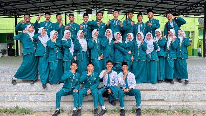 XII IIK 2 Tampil Apik: Petugas Upacara Hari Pahlawan Tuai Pujian