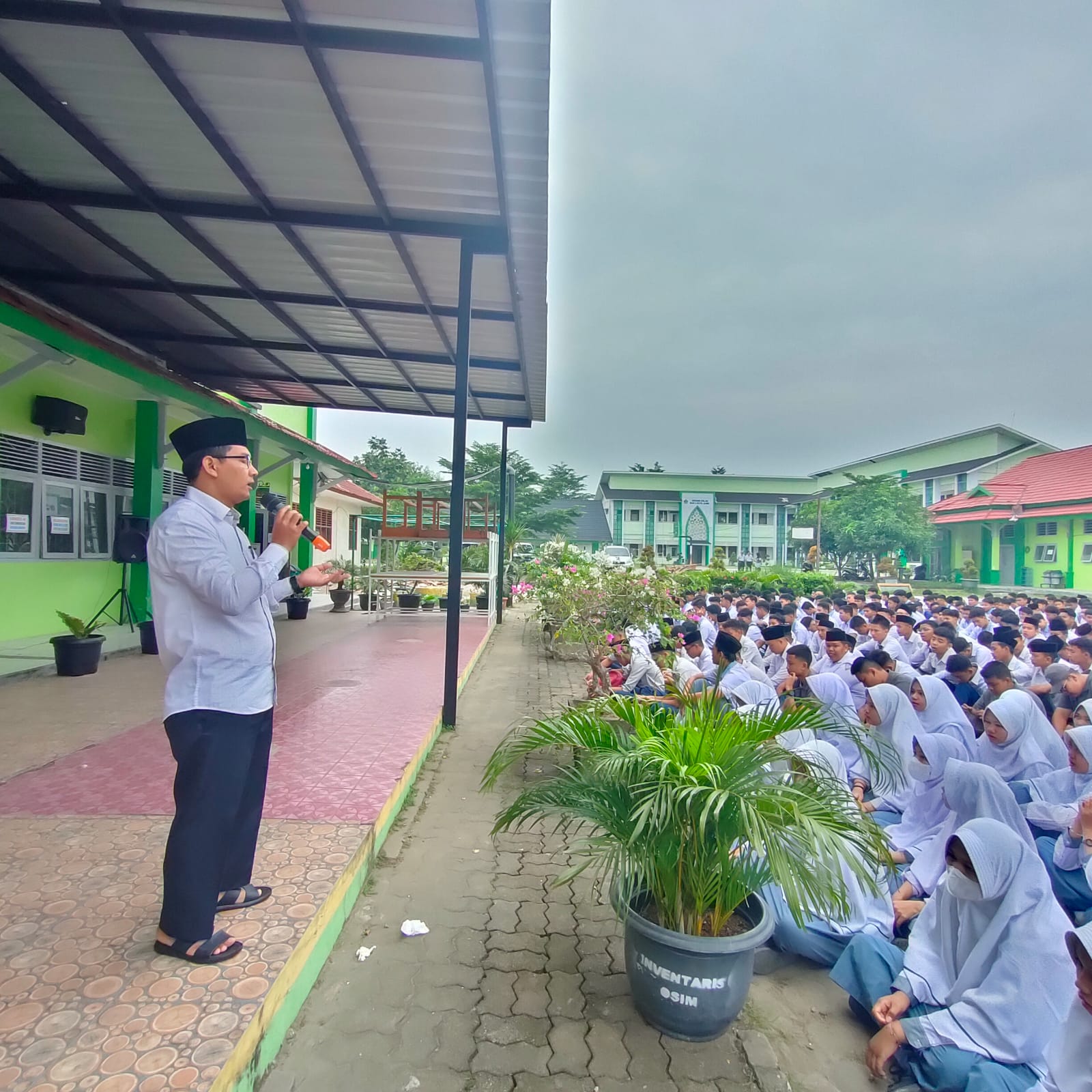 Sholawat Iringi Pembagian Kelas Tahun Ajaran 2024/2025 di MAN 2 Kota Jambi