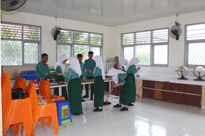 Laboratorium Fisika MAN 2 Kota Jambi Dirapikan Pastikan Kebersihan dan Keamanan Alat Praktikum Tetap Terjaga