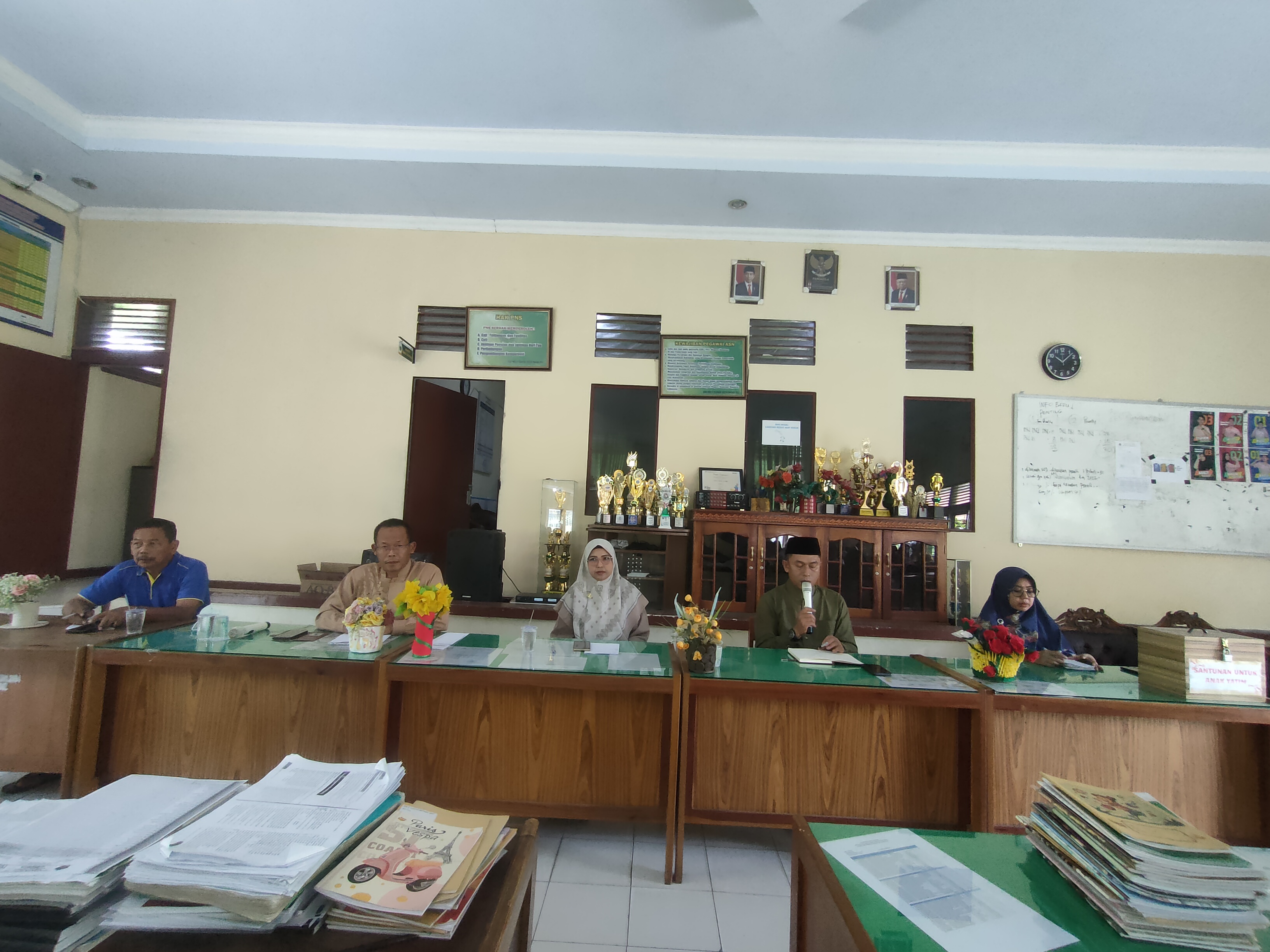 Rapat Evaluasi Tiga Bulan untuk Peningkatan Kualitas Pendidikan