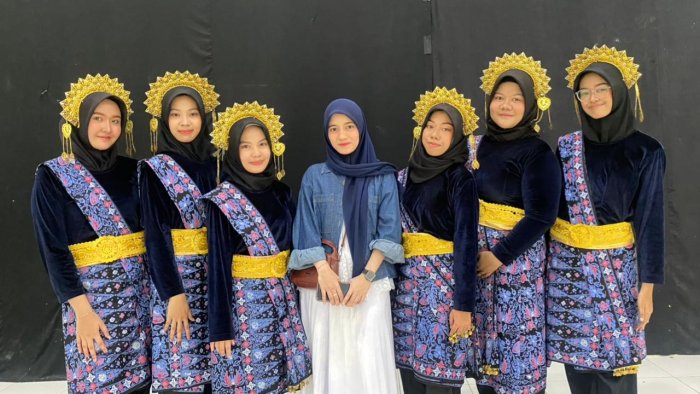 Tampang Anggun dan Kreatif, XII MIA 1 Ikuti Penilaian Keterampilan Menari Seni Budaya