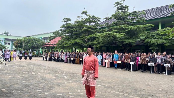 Ketegasan Komando Warnai Sukses Upacara Hari Guru Nasional di MAN 2 Kota Jambi