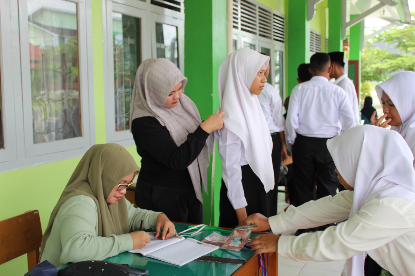 Siswa MAN 2 Kota Jambi Antusias Mengukur Seragam Madrasah Baru