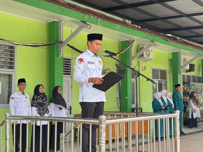 Upacara Bendera Senin di MAN 2 Kota Jambi, Pembina Tekankan Pentingnya Olahraga sebagai Budaya Hidup Sehat