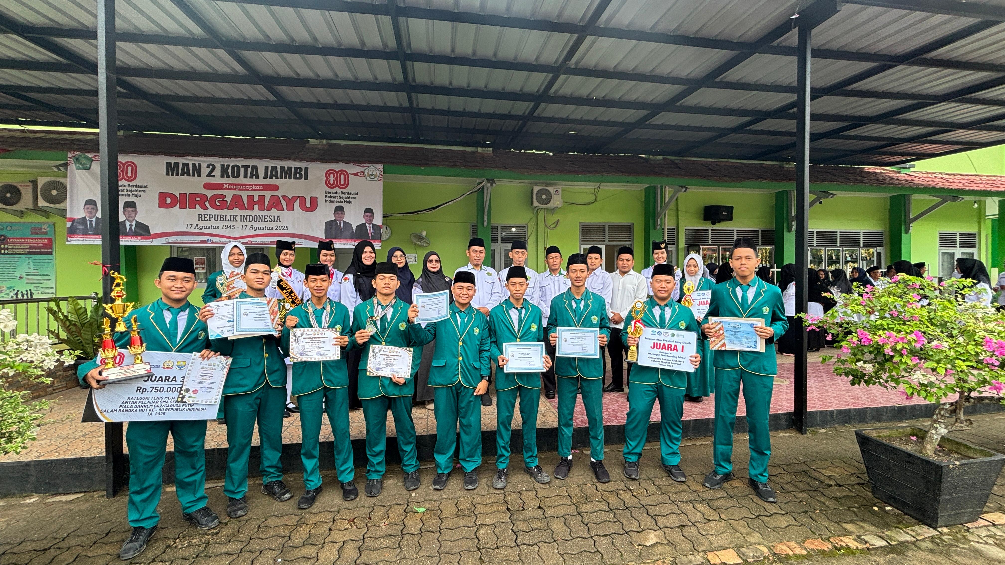 16 Siswa MAN 2 Kota Jambi Raih Prestasi, Kepala Madrasah Beri Apresiasi dan Reward