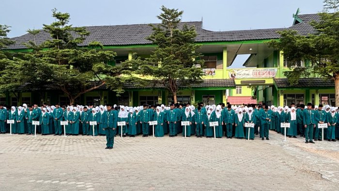 Siswa MAN 2 Kota Jambi Buktikan Nasionalisme Tak Surut Meski Cuaca Muram