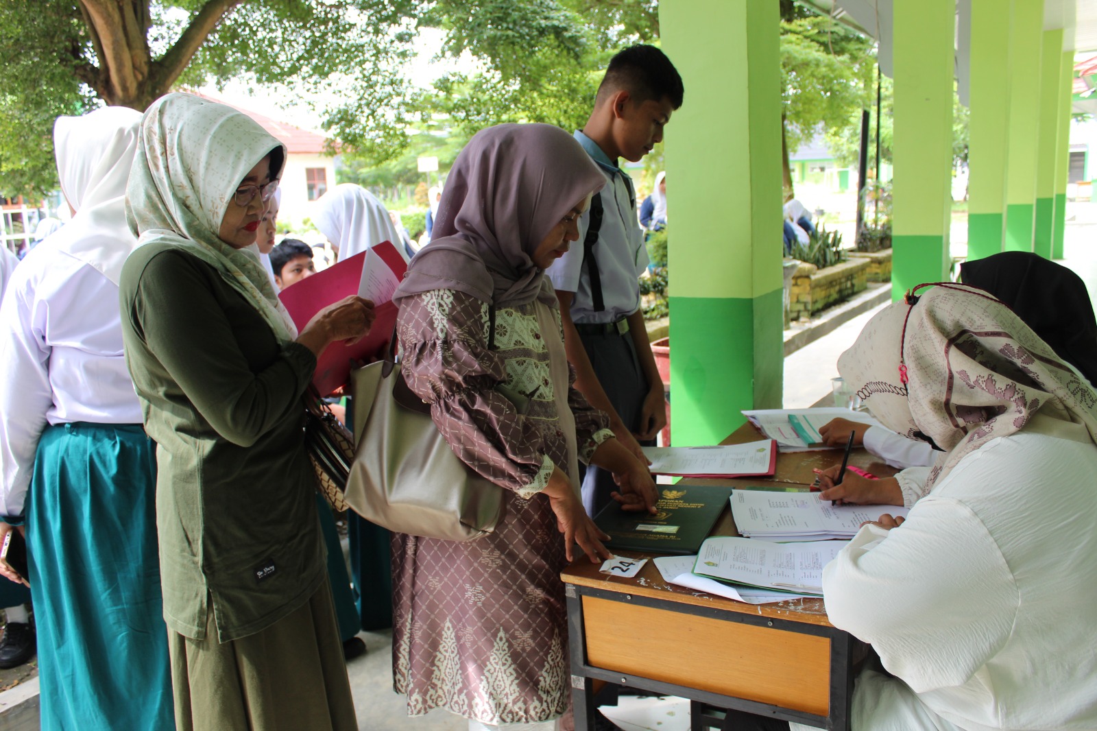 Siswa MAN 2 Kota Jambi Berbondong-bondong Daftar Ulang