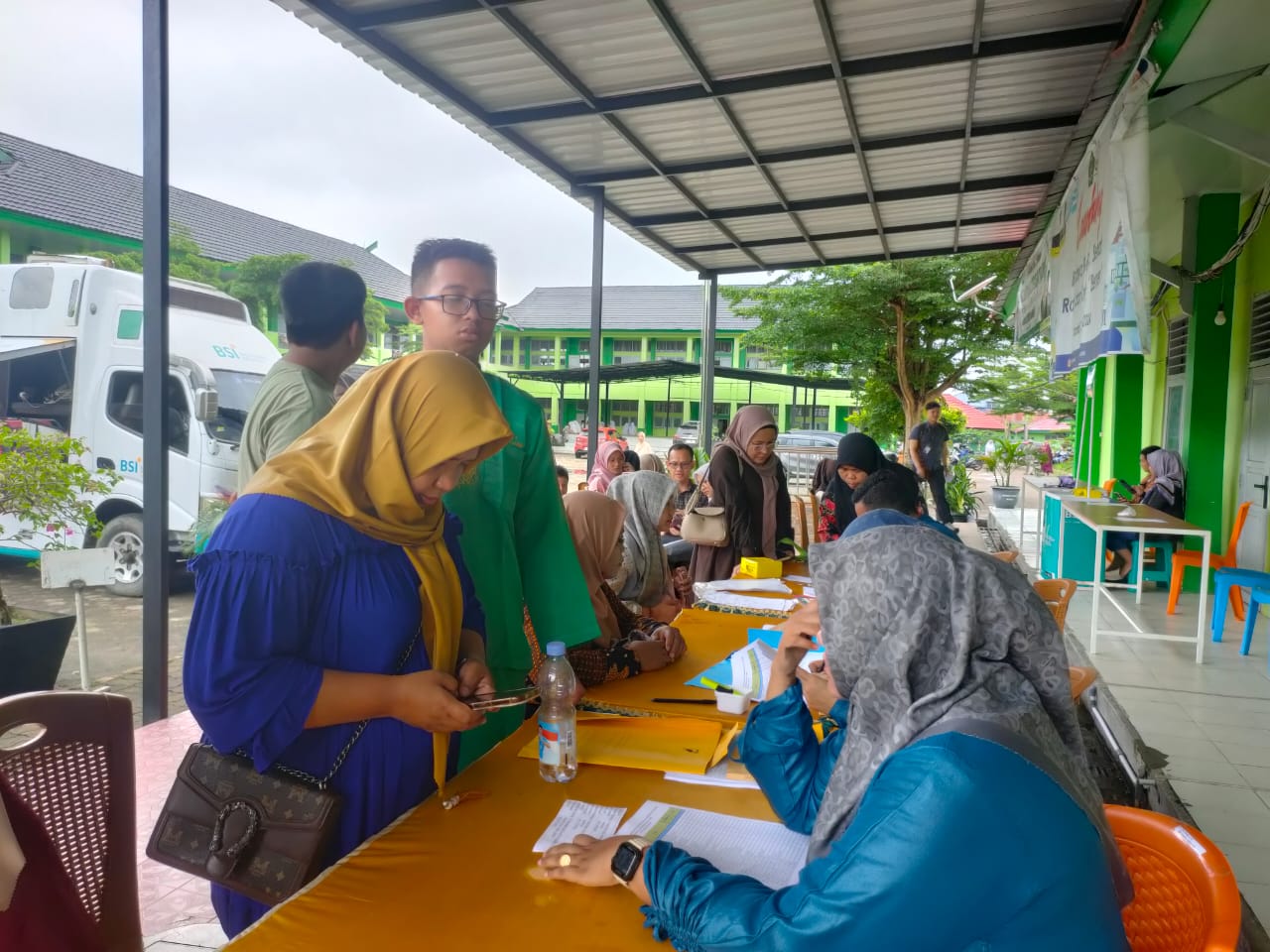Antusiasme Membludak, Hari Pertama Daftar Ulang di MAN 2 Kota Jambi Diserbu Wali Murid