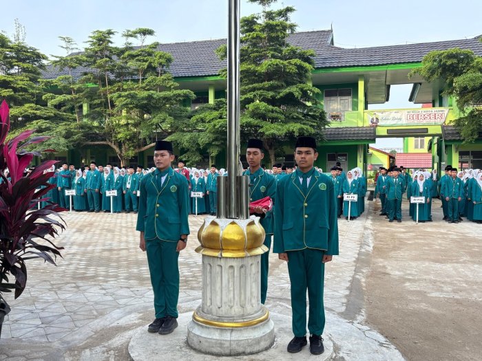 Upacara Bendera Awali Pekan, MAN 2 Kota Jambi Teguhkan Disiplin dan Semangat Belajar Siswa