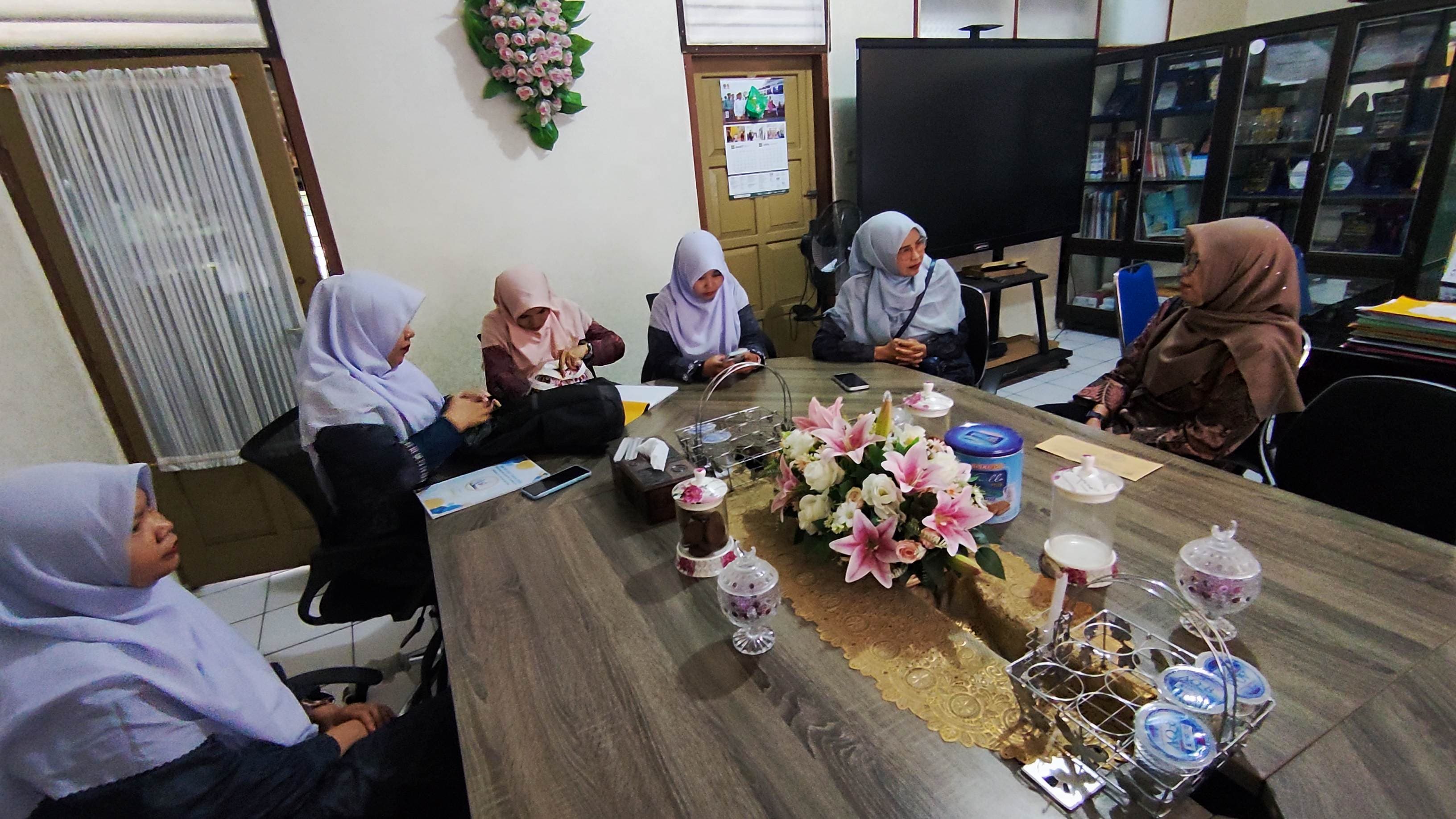 Perwakilan MAN 2 Kota Jambi Melakukan Kunjungan Studi Tiru ke SMA 10 Kota Jambi Bahas Kurikulum Nasional dan Penentuan Jurusan Fase F