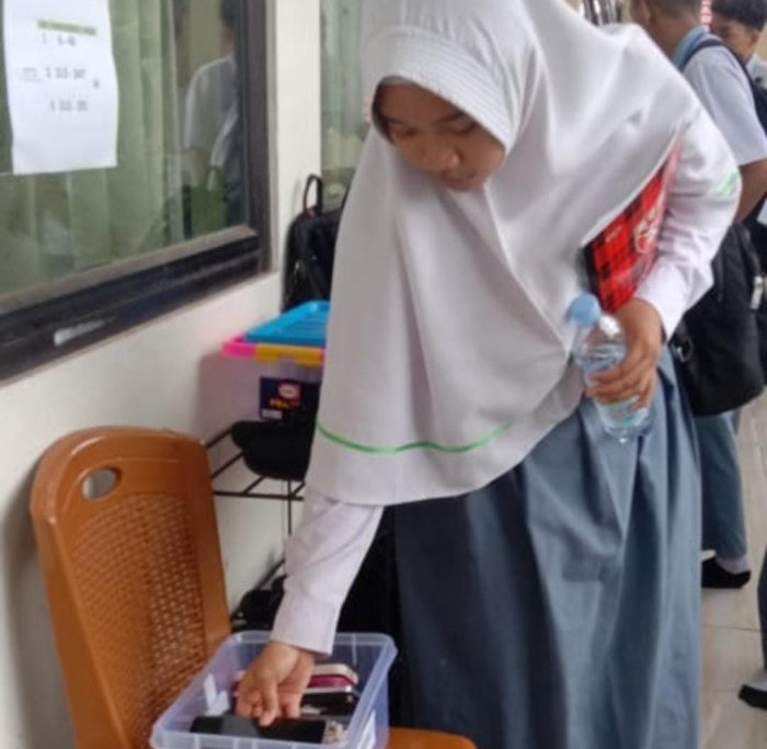 Pelaksanaan TKA di MAN 2 Kota Jambi Berlangsung Tertib, Siswa Dilarang Membawa HP ke Ruang Ujian