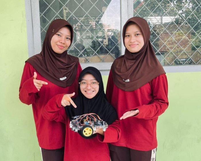 Siswa MAN 2 Kota Jambi Kelas MIA 1 Antusias Ikuti Praktikum Pembuatan Robotik