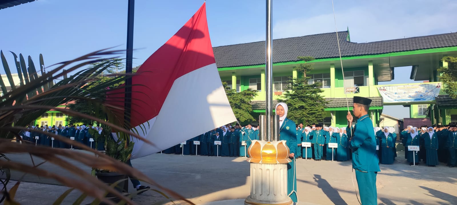 Amanat Upacara Senin: Fidya Nova Frismayanti Tekankan Pentingnya Disiplin dan Waktu Efektif Pembelajaran