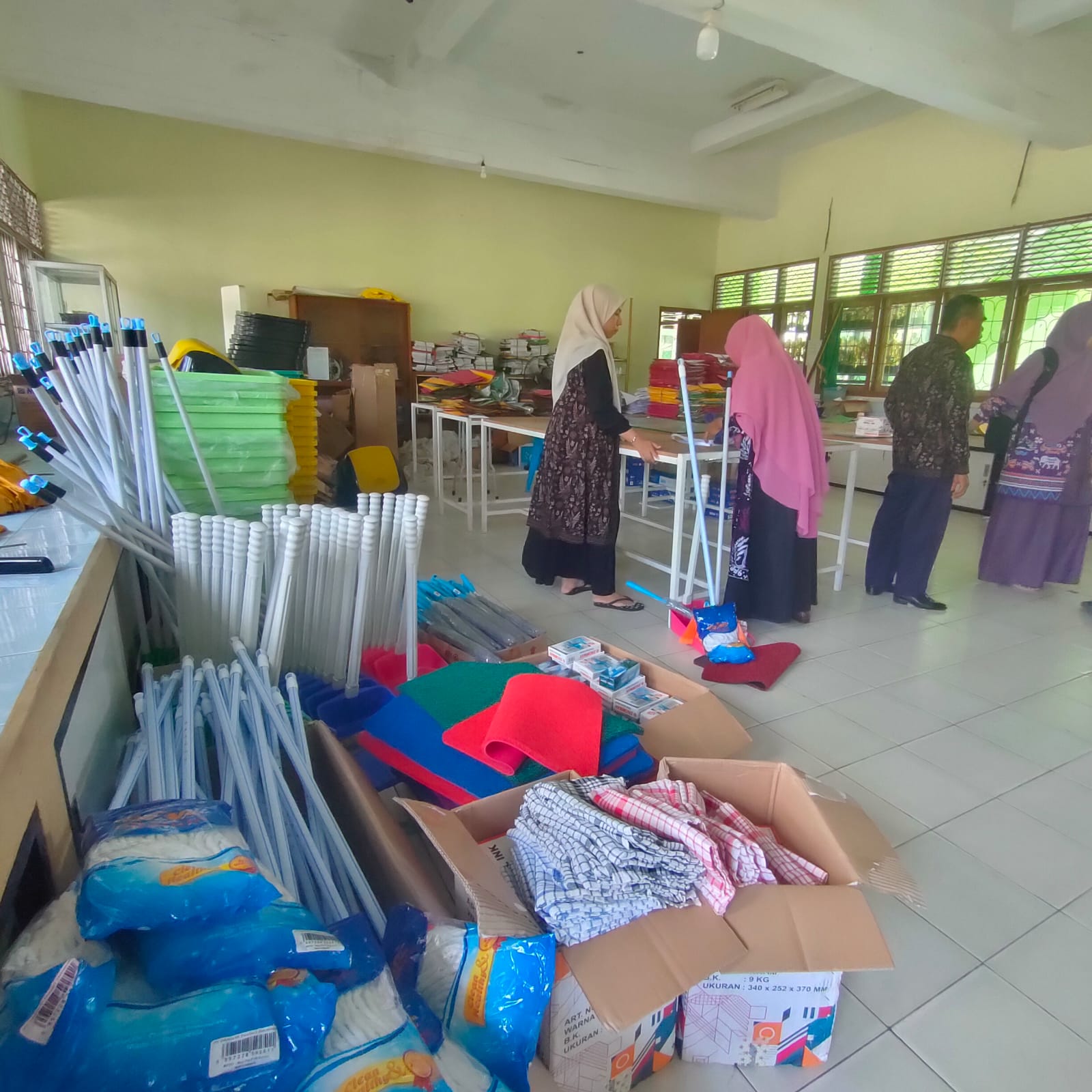 MAN 2 Kota Jambi Distribusikan Perlengkapan Kelas dan Kebersihan untuk 36 Roombel
