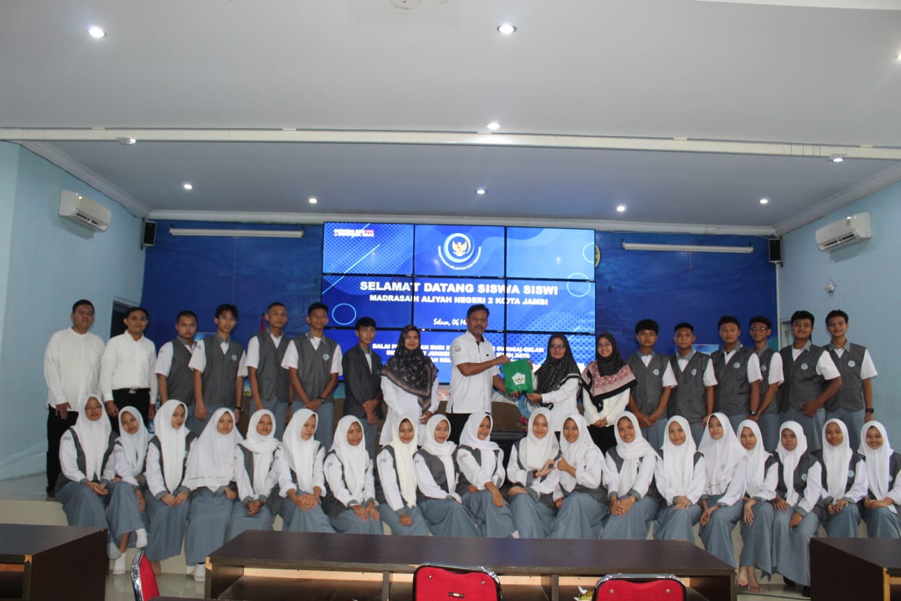 Kunjungan Edukasi Kelas Global MAN 2 Kota Jambi Belajar Budidaya Perikanan Lewat Outing Class di BPBAT Sungai Gelam