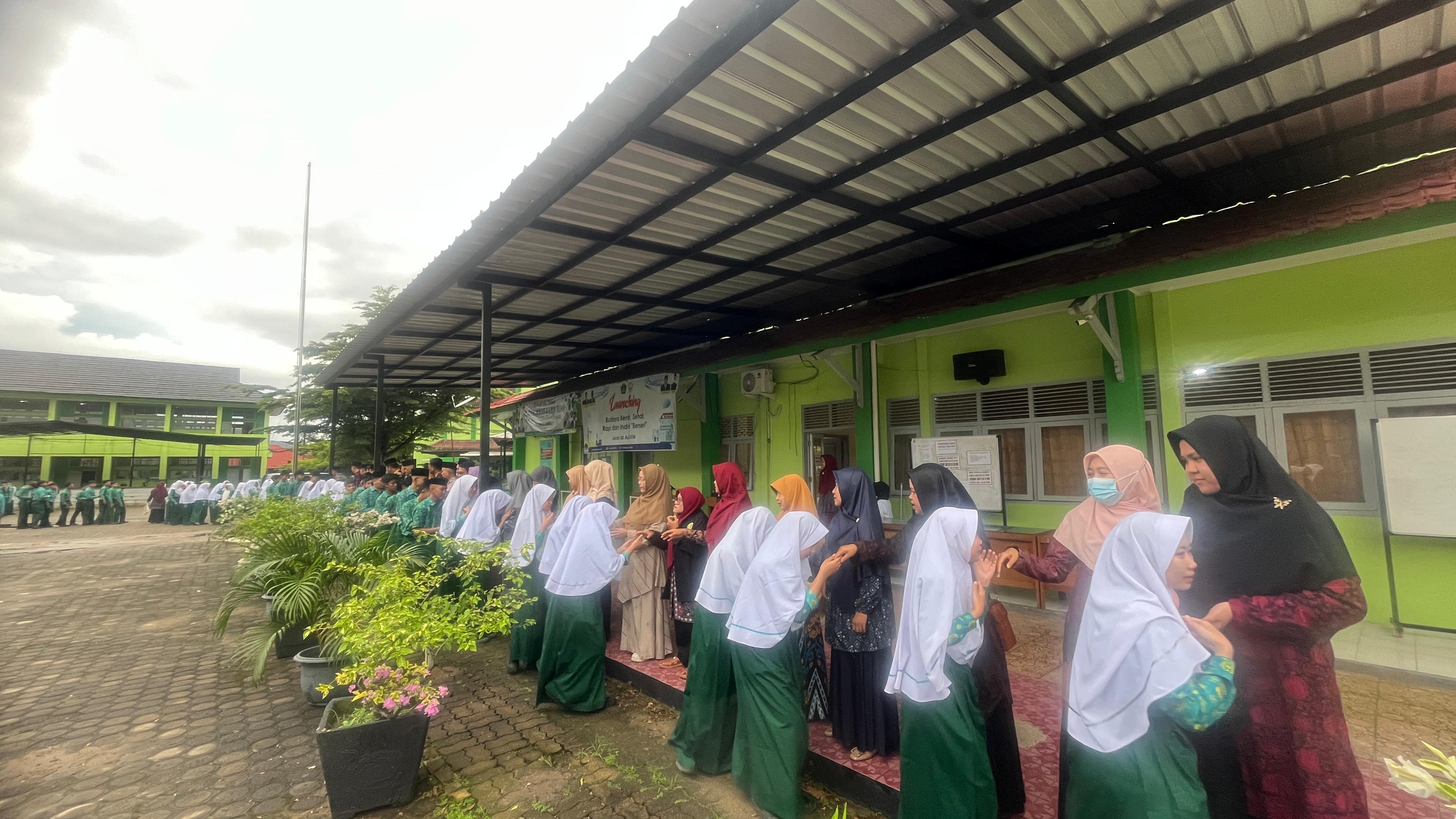 Hari Pertama Sekolah, MAN 2 Kota Jambi Gelar Halalbihalal Penuh Kehangatan di Lapangan Utama