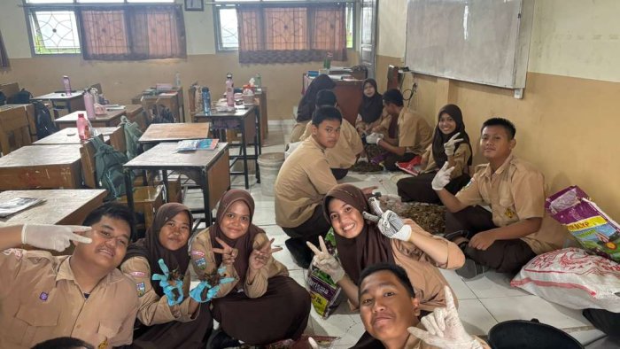 Belajar dari Alam: Antusiasme Siswa MAN 2 Kota Jambi dalam Membuat Kompos