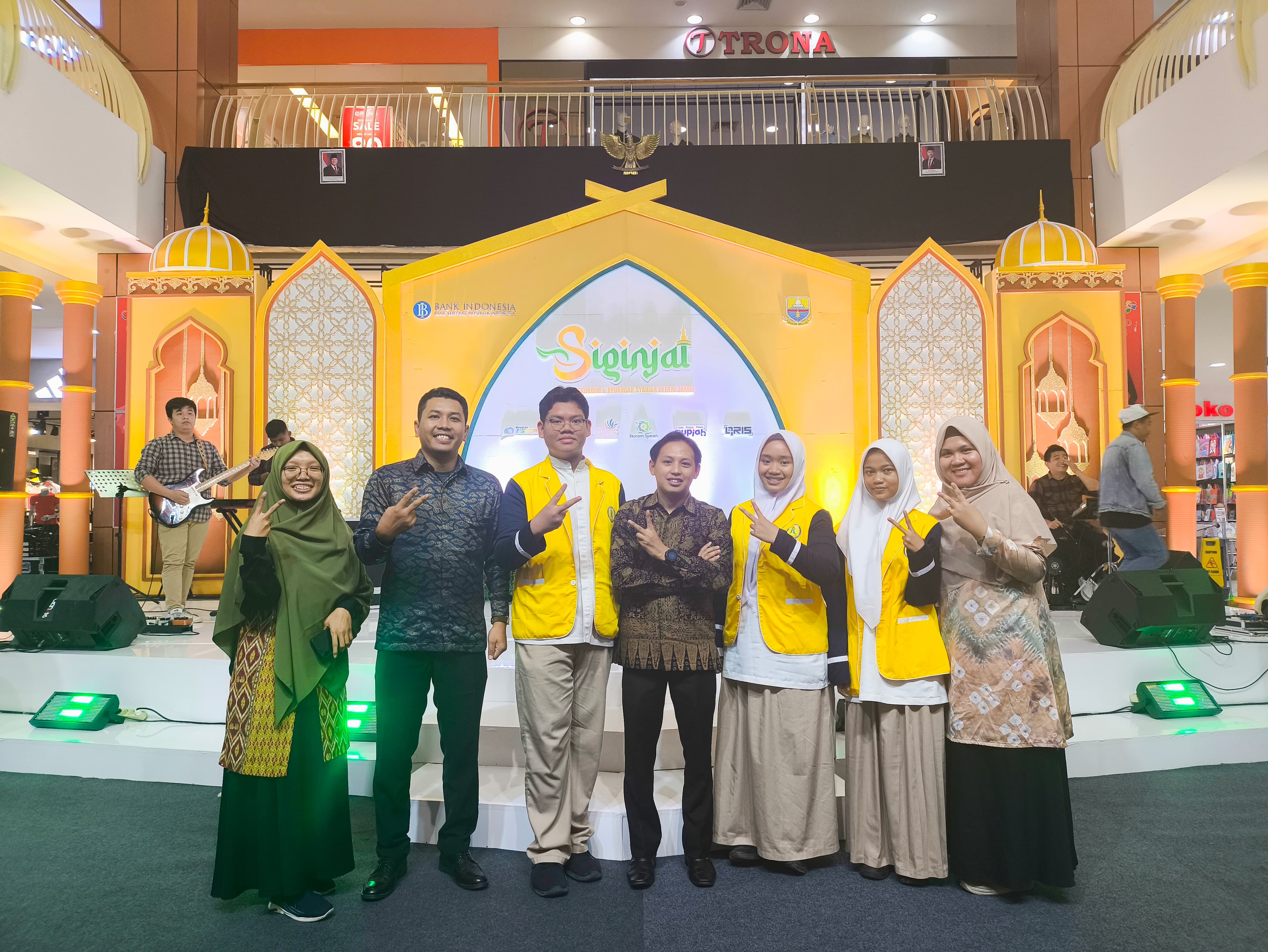 Tim MAN 2 Kota Jambi Sabet Juara 2 di Clash of Champions Ekonomi Syariah 2025!