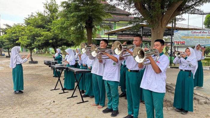 Di Tengah Gerimis, DCNA Tabuh Semangat Pemuda di Lapangan MAN 2 Kota Jambi