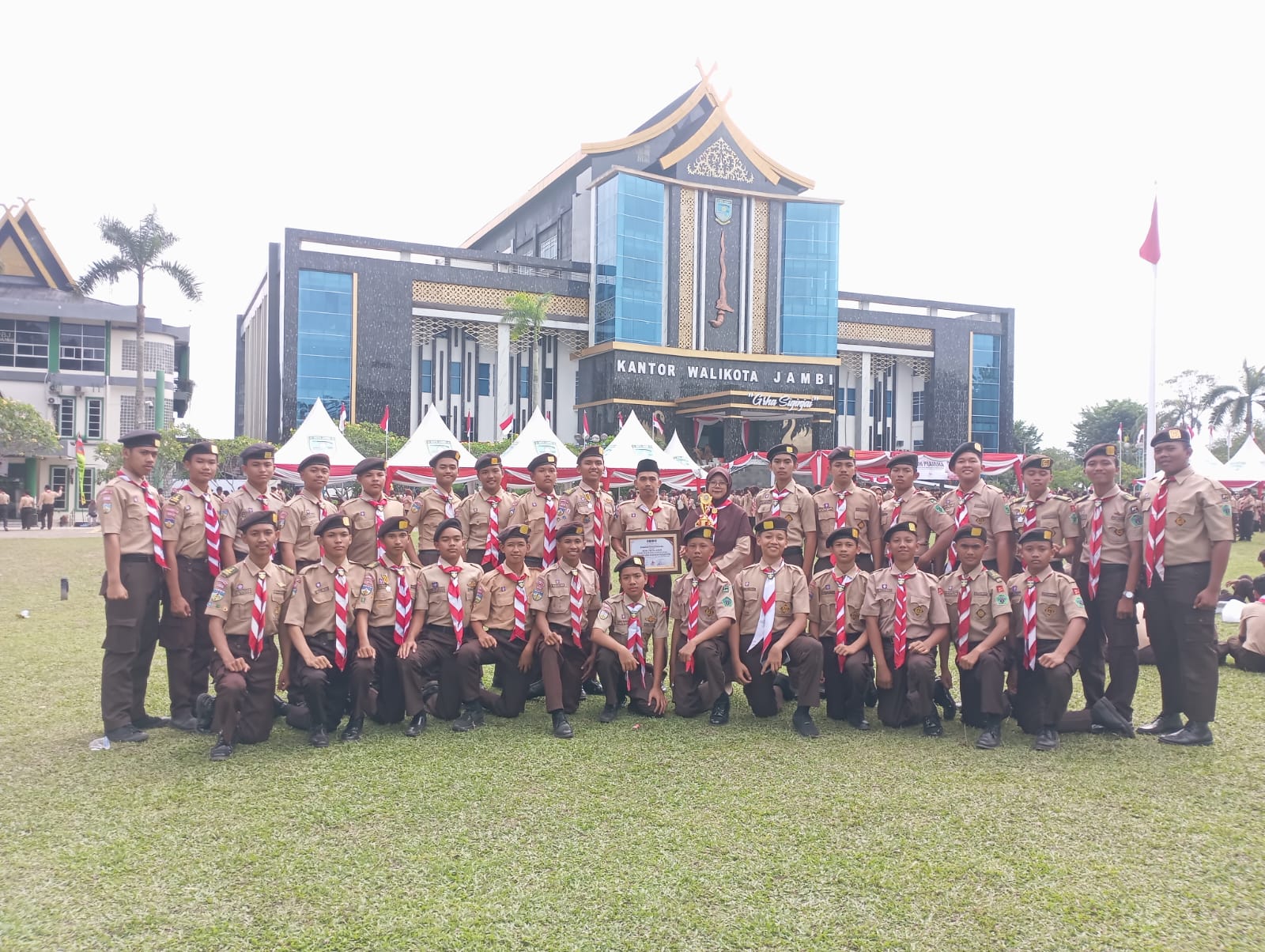 Ambalan Sunan Kalijaga MAN 2 Kota Jambi Raih Juara 2 Lomba Gerak Jalan Indah Hari Pramuka ke-64