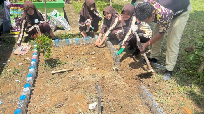 MAN 2 Kota Jambi Akhiri P5RA dengan Aksi Hijau: Siswa Sulap Sampah Jadi Taman Apotek Hidup dan Hiasan Kelas!