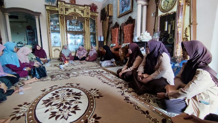 OSIM MAN 2 Kota Jambi Takziah ke Rumah Duka Guru