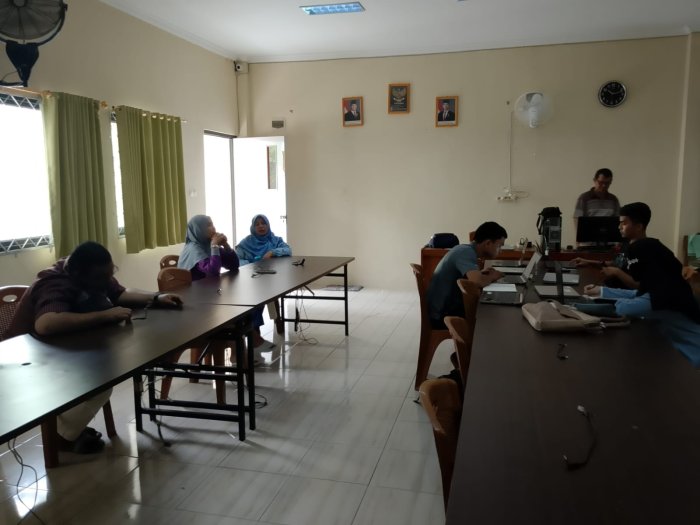 Uji Coba Lancar, Dua Srikandi MAN 2 Kota Jambi Mantapkan Persiapan OMI Ekonomi