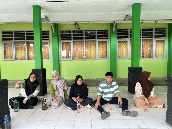 Jeda Penuh Makna! — Teater Alief MAN 2 Kota Jambi Isi Masa Rehat dengan Kebersamaan dan Jamu Sehat