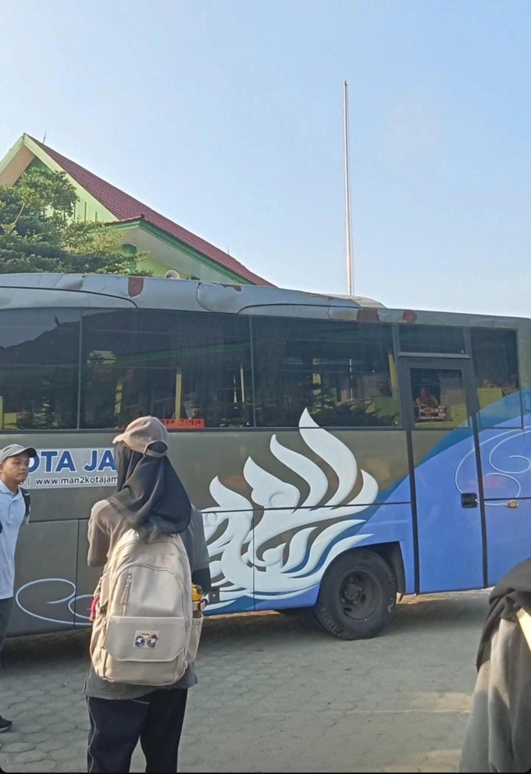 Kendaraan Taktis MAN 2 Kota Jambi: Bis Abu-Abu untuk Kontingen Sekolah