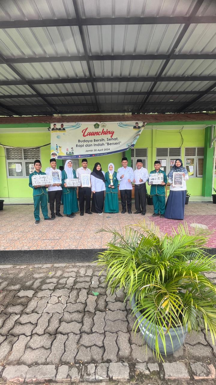 Kepala MAN 2 Kota Jambi Beri Apresiasi Kelas X E7 atas Partisipasi Aktif dalam P5RA Bertema Demokrasi