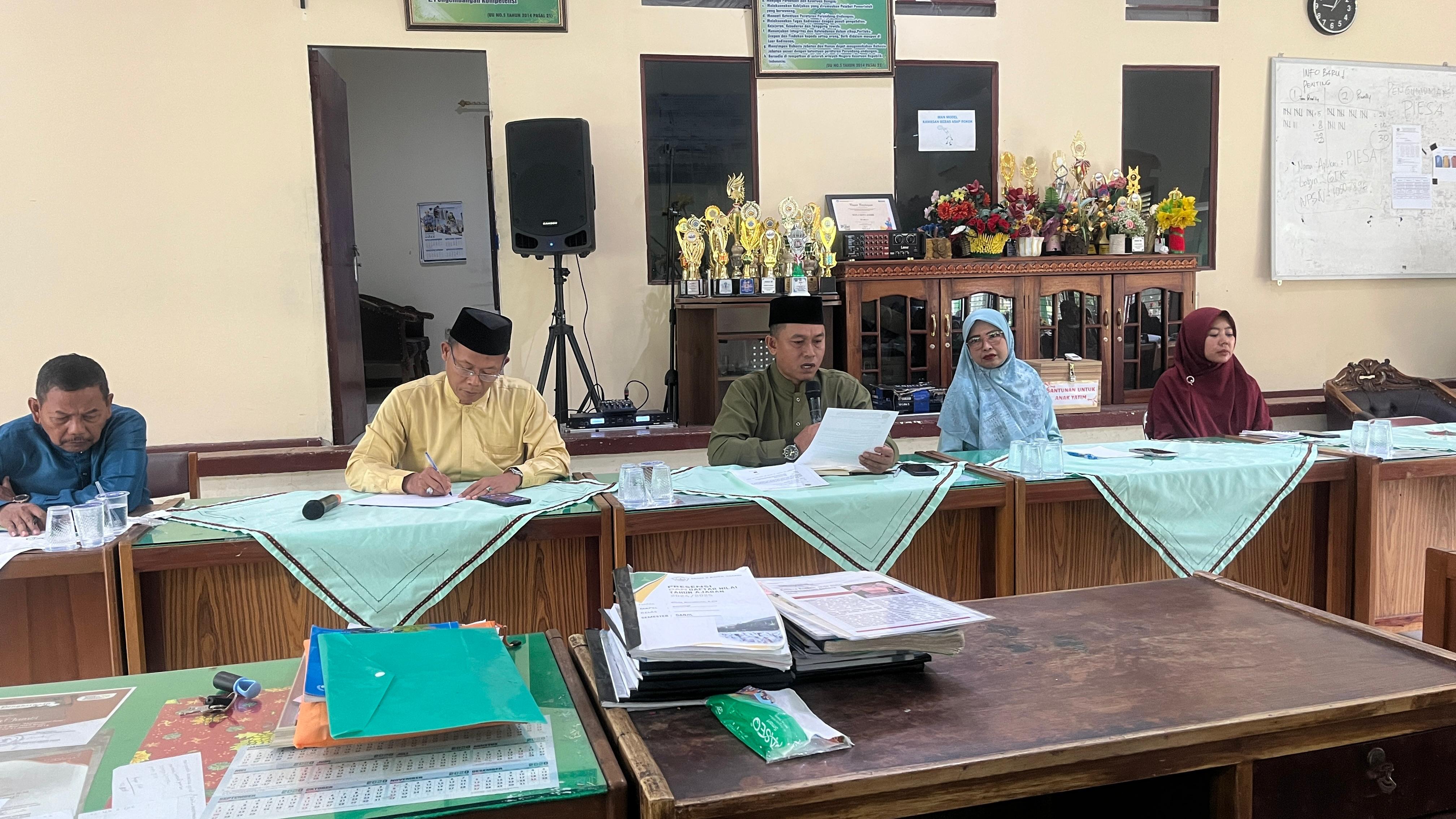 Kepala MAN 2 Kota Jambi Gelar Rapat Evaluasi dan Program Kerja Semester Genap 2025