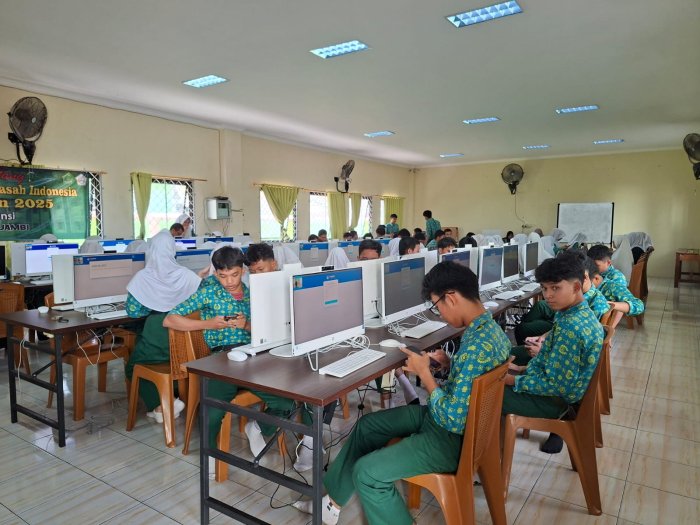 Pelaksanaan Simulasi TKA 2025 Hari Pertama di MAN 2 Kota Jambi Terhambat Akibat Kendala Teknis Pusat