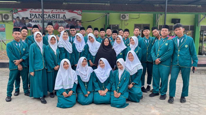 Apik dan Kompak, Kelas XII IIS 3 MAN 2 Kota Jambi Raih Apresiasi dari Pembina Upacara