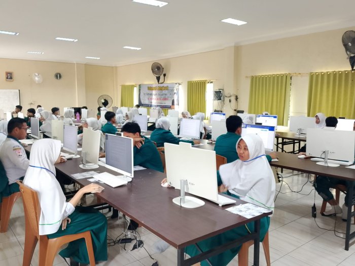 Antusiasme Siswa Mengiringi Pelaksanaan Hari Pertama TKA di MAN 2 Kota Jambi