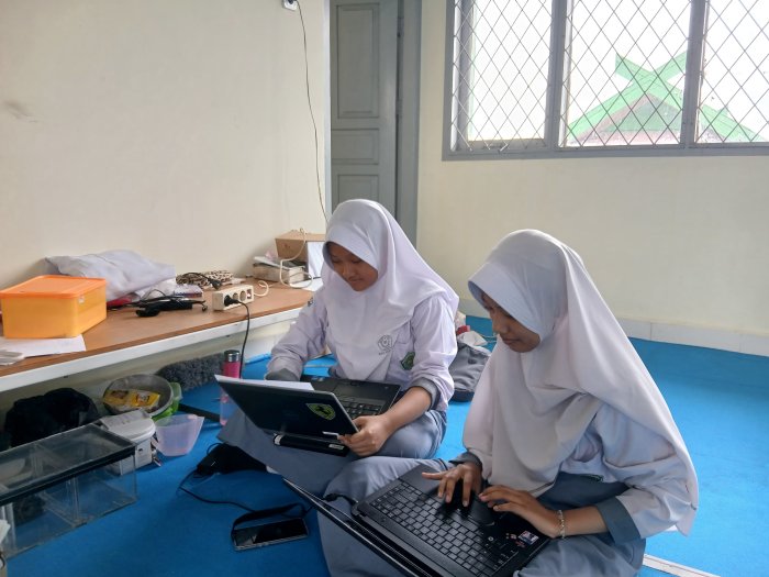 Nabila dan Inggit Raih Medali Perunggu dan Best Presentation di MYSCOM 2025