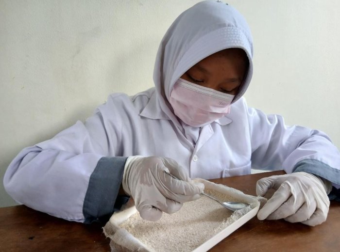 Ide Cerdas Siswi MAN 2 Kota Jambi, Ubah Limbah Nabati Jadi Filter Udara Modern!