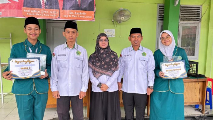 Piala Kemenangan Teater Alief Diserahkan Usai Upacara Hari Pahlawan di MAN 2 Kota Jambi