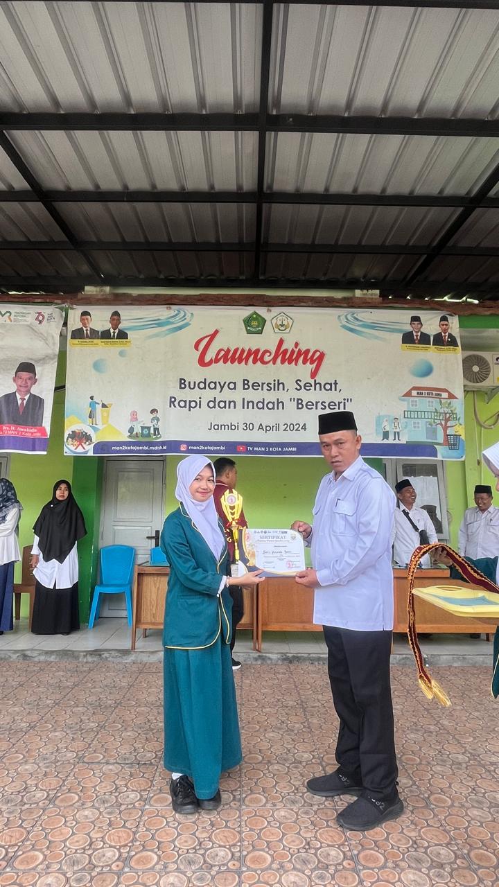 Usai Upacara, Suci Yolanda Putri Disematkan Selempang Puteri Anti Narkoba 2025 oleh Kepala MAN 2 Kota Jambi