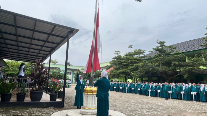 Sukses Jadi Petugas Upacara, XII IIK 1 Tampilkan Kekompakan dan Disiplin di Lapangan