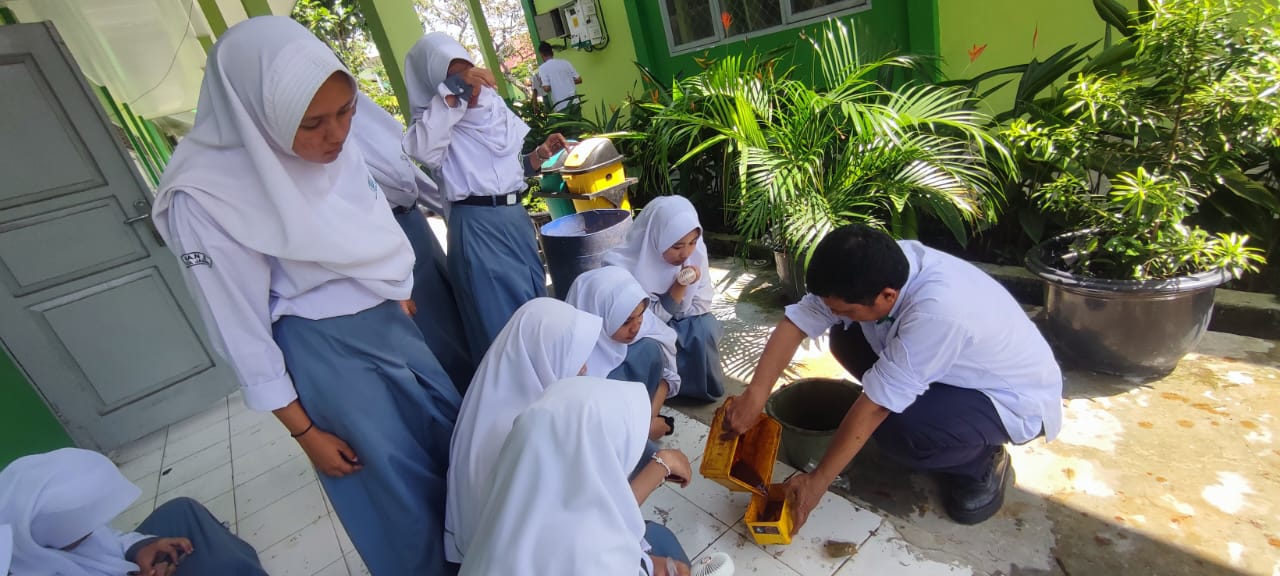 Antusias Siswa MAN 2 Kota Jambi dalam Praktik Keterampilan Elektronika: Dari Merancang hingga Finishing